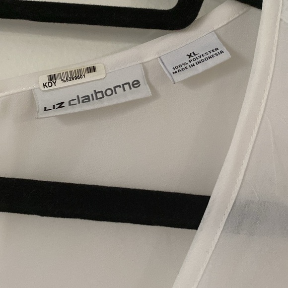 White sleeveless top. - Picture 2 of 3